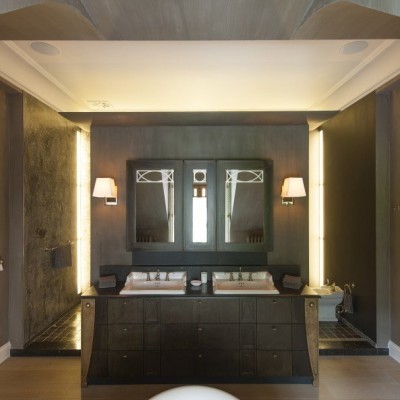 Landelijke badkamer met dubbele opbouw wastafel en 3 gats kranen uit de Discovery collectie van Kenny & Mason.