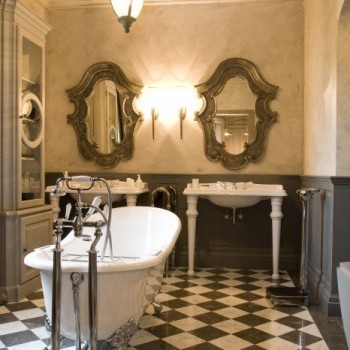 Traditionale badkamer met een Engels bad op pootjes en vrijstaande badkraan.