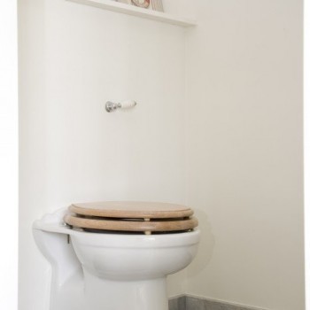 Landelijk toilet met massief eiken zitting