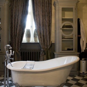 Klassieke barok badkamer met Kenny & Mason Provence bad en vrijstaande badkraan van St-James.