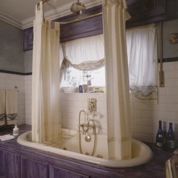 Klassieke Engelse badkamer met Lefroy Brooks regendouche in nikkel uitvoering