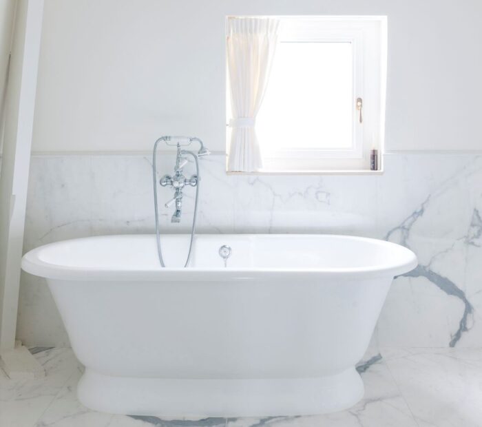 marmeren badkamer met vrijstaand bad