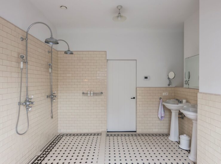 landelijke badkamer met 2 douches