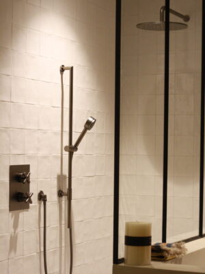 moderne douche met witte tegel