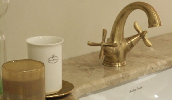 gouden klassieke lavabo kraan